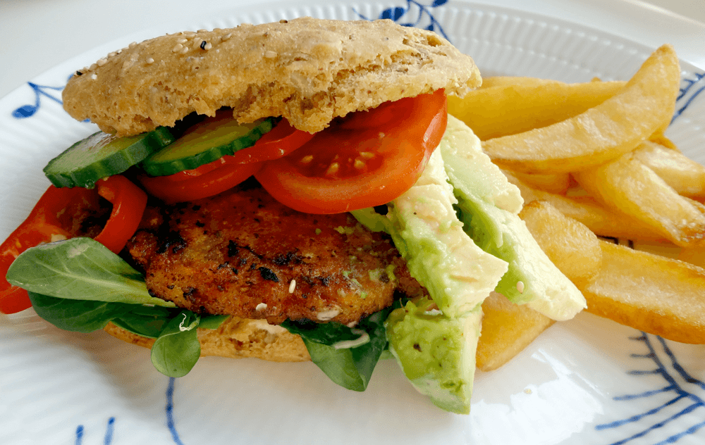 Burger og pommes frites
