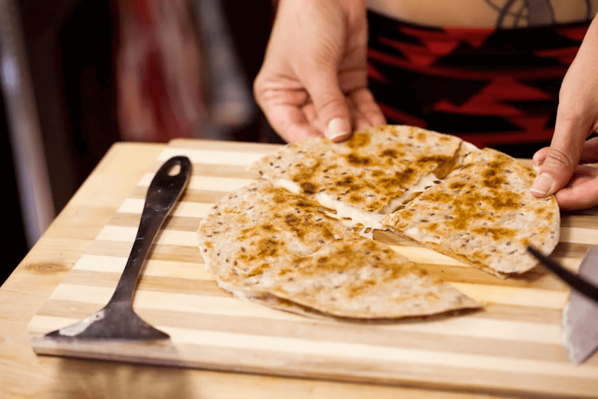 Quesedillas med refried beans og cashewsauce
