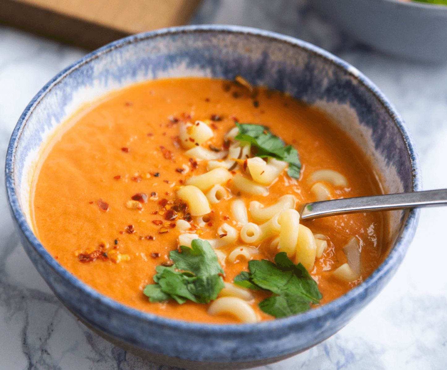 Tomatsuppe med suppehorn og ost