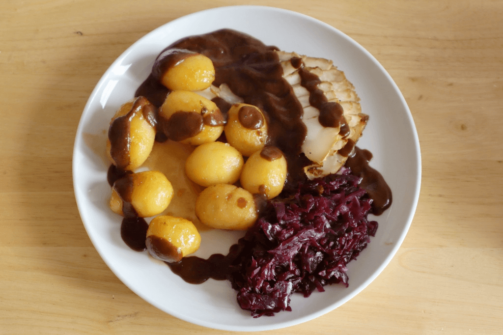 Schnitzel, kartofler og brun sovs