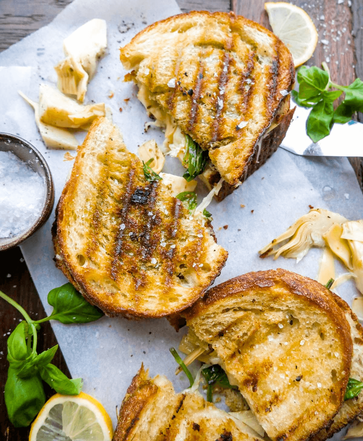 Panini med surdejsbrød og ruccolasalat