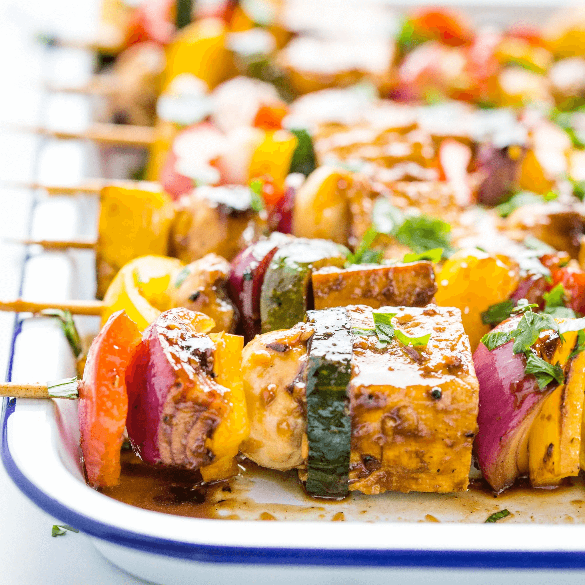 Ovnkartofler og tofuspyd med tzatziki og hestebønnehummus