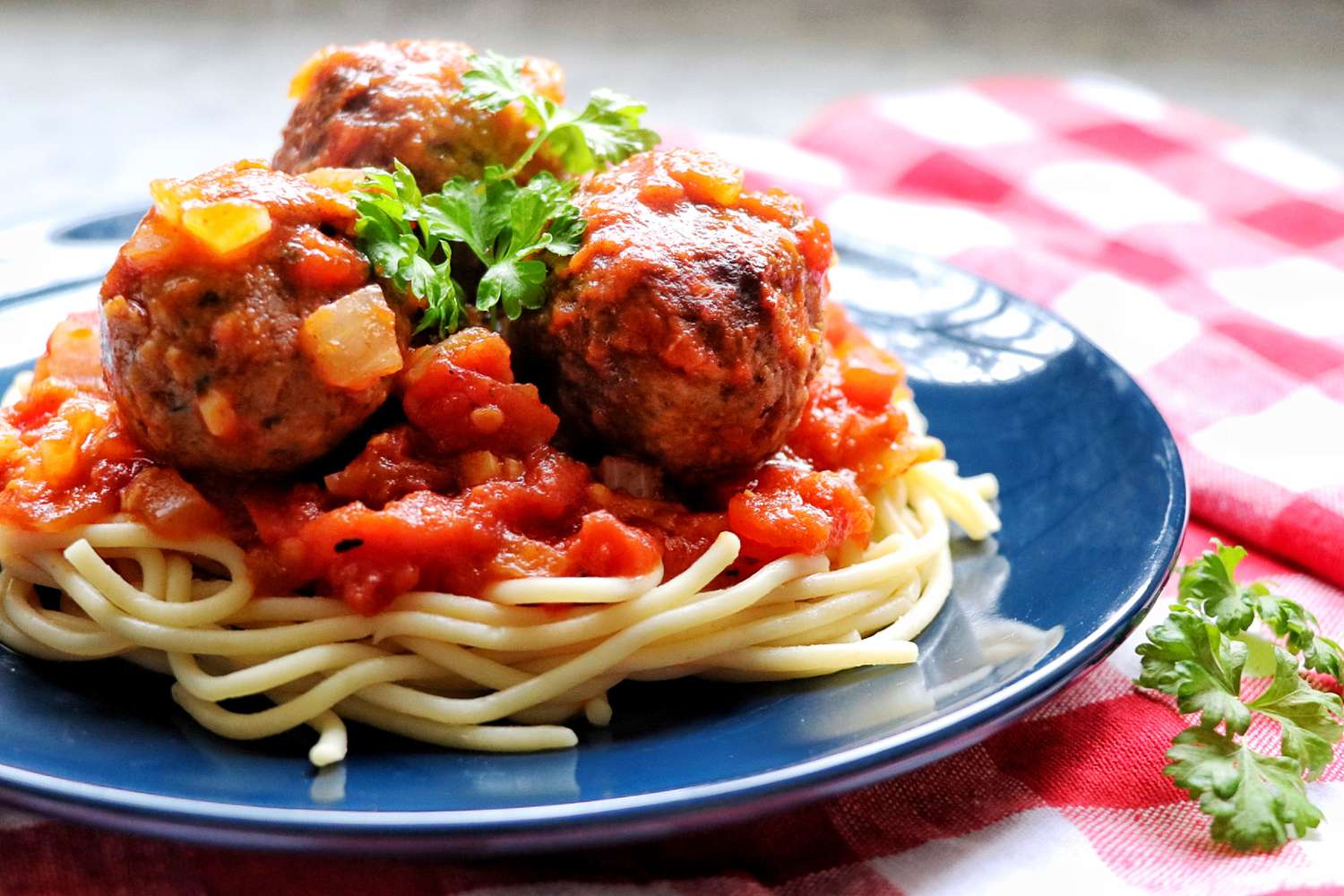 Pasta med veganske kødboller i tomatsauce